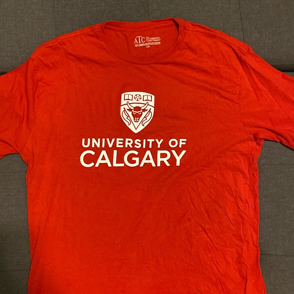 University of Calgary Dinos College Red Short Sleeve T-Shirt Men’s Size Large - Picture 2 of 11